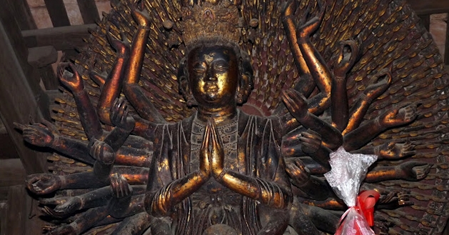 La statue de Bouddha en bronze dans la pagode But Thap