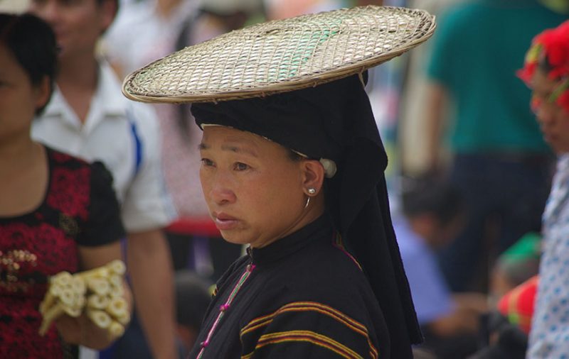 Une femme lolo noir dans son costume traditionnel au marché hebdomadaire