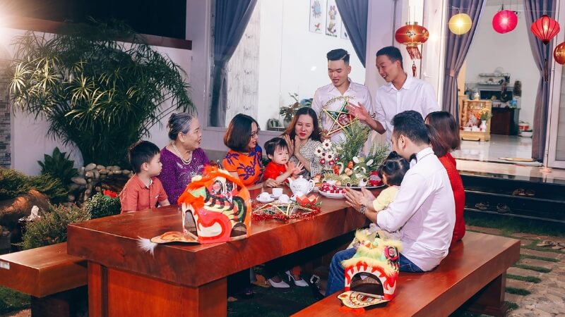 réunion de famille pendant la fête de mi-automne au Vietnam