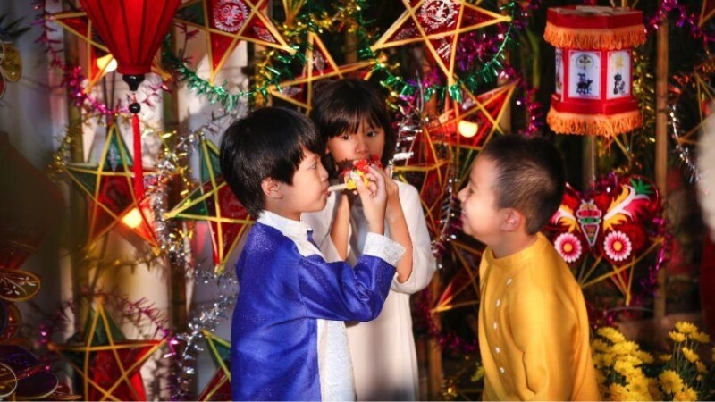 Enfants jouant pendant la fête de la mi-automne au Vietnam