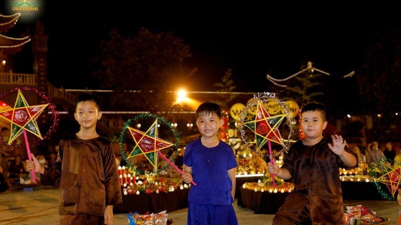 Enfants jouant avec des lanternes étoilées pendant la fête de mi-automne au Vietnam