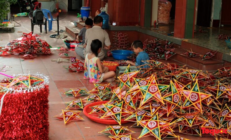 La fête de Mi-Automne au Vietnam : fabriquer des lanternes étoilées
