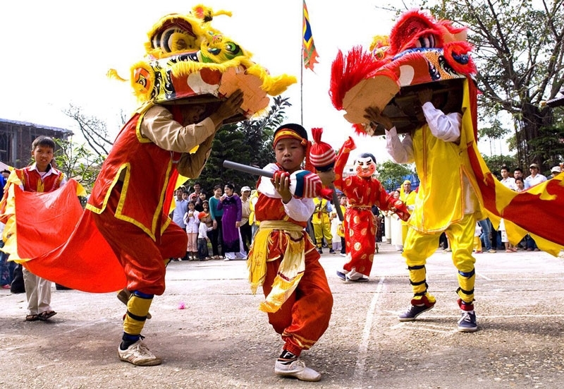 Danse du lion pendant la fête de la mi-automne au Vietnam