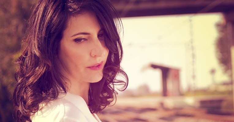 Une Chanteuse Française Chante D’Hanoi