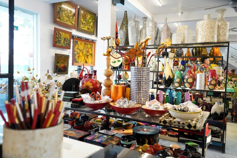 La laque : Les oeuvres laquées sont soigneusement conçues par des artistes vietnamiens