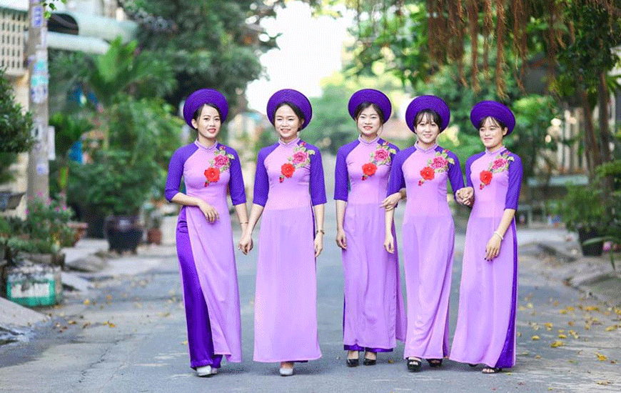 Les femmes modernes choisissent l'Ao Dai dans des occasions spéciales
