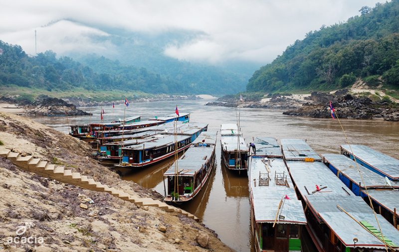 Riverboats-along-the-shore-of-the-Mekong-River-in-Laos - Voyages au Laos avec Asia Novo Tours