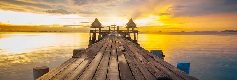 Pont en bois au crépuscule au temple Djittabhawan, une attraction touristique à Pattaya en Thaïlande