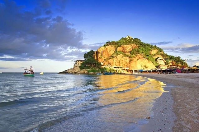 La plage de Khao Takiab