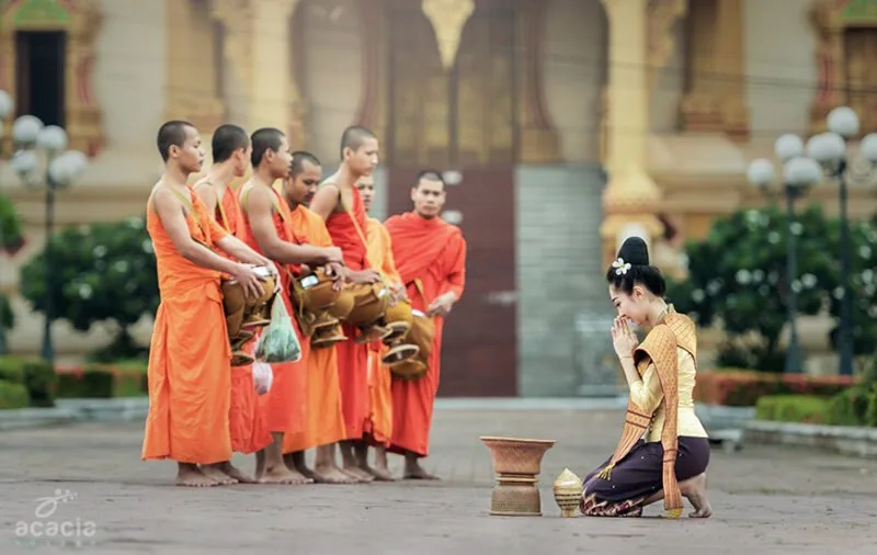 People-give-food-offerings-to-Buddhist-monks-on-July-29-2016-in-Vientiane- Voyages au Laos