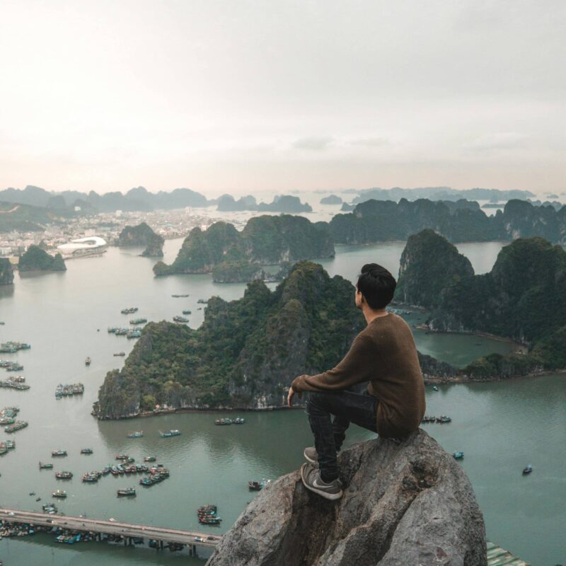 Pénétrez À La Bai D Halong: Au Milieu De Merveille