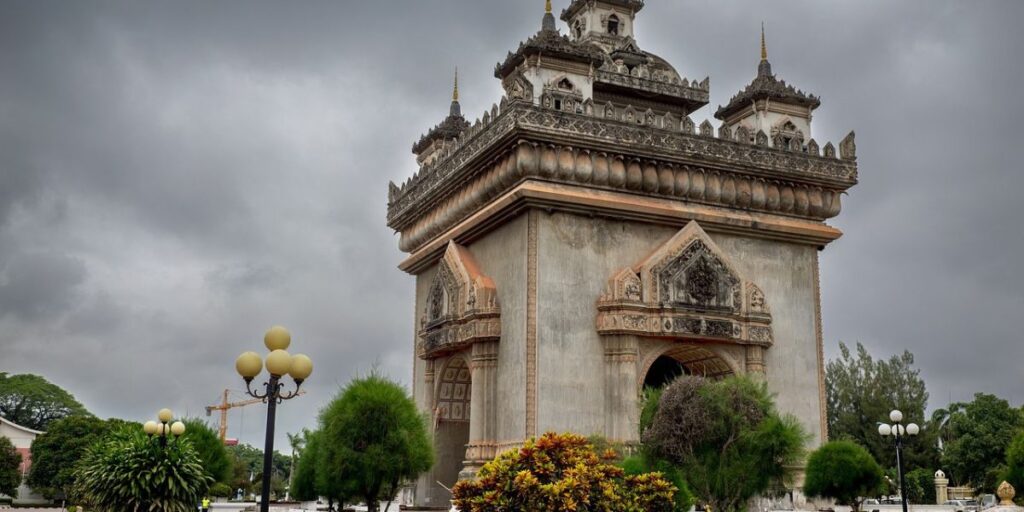 Que voir au Laos : L’Arc de Triomphe laotien célèbre situé à sa capitale