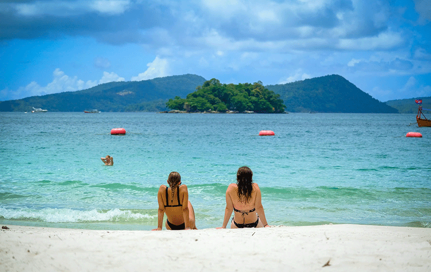 Tourist sur la plage du Cambodge