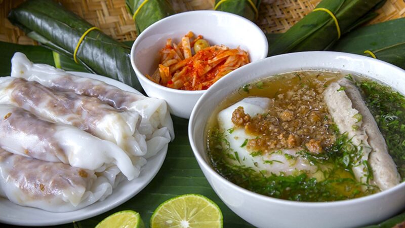 Banh Cuon du Cao Bang : Crêpes de riz vapeur farcies de viande hachée et de champignons, servies avec un bouillon chaud parfumé à l’os et des herbes fraîches.