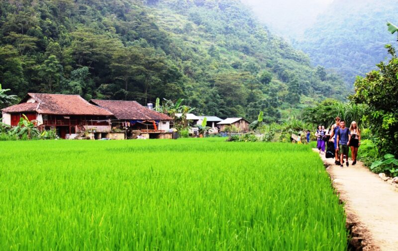 Activité de visite du village de Phúc Sen (au Cao Bang), situé près de la cascade de Bản Giốc.
