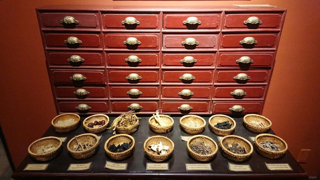 L’espace d’une ancienne pharmacie avec des armoires à remèdes