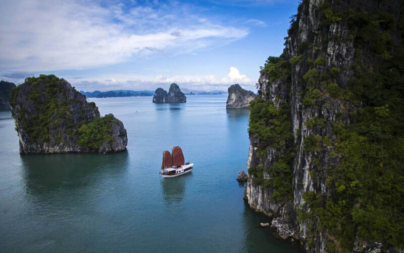 Indochina Junk (Baie d’Halong) – Croisière traditionnelle – Asia Novo Tours