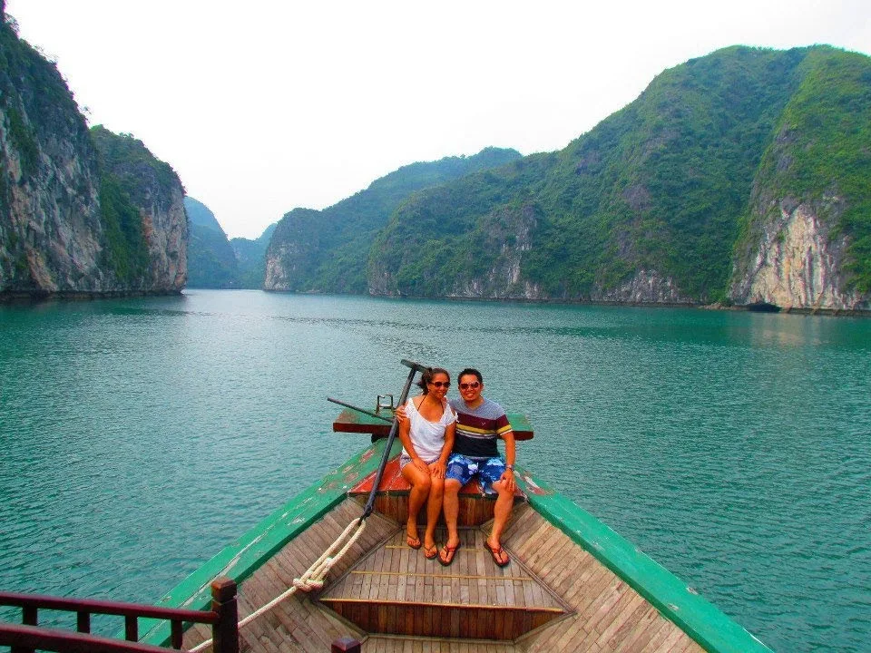 Couple voyageur sur jonque (Baie d’Halong) – Croisière romantique – Asia Novo Tours