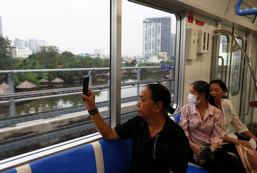 Admirer la ville depuis Le métro de Hô Chi Minh-Ville
