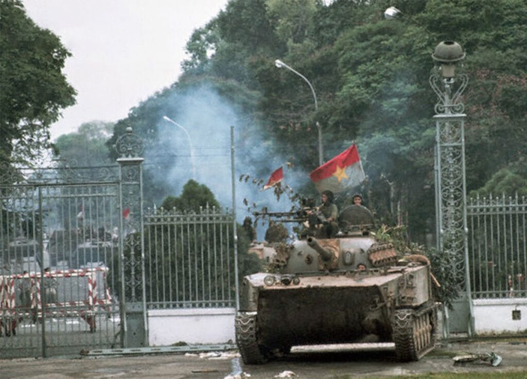 L’entrée des chars au palais de l’Indépendance en 1975 met fin à 21 ans de division du Vietnam