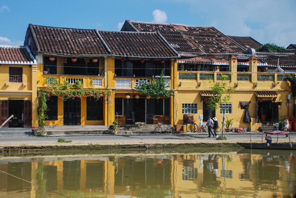 Admirer le village de poterie de Thanh Ha blotti au bord de la rivière Thu Bồn