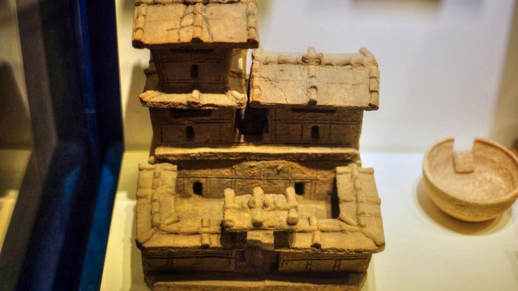 Maquette de maison à étage en terre cuite, Ier-IIIe siècles (source: redsvn)