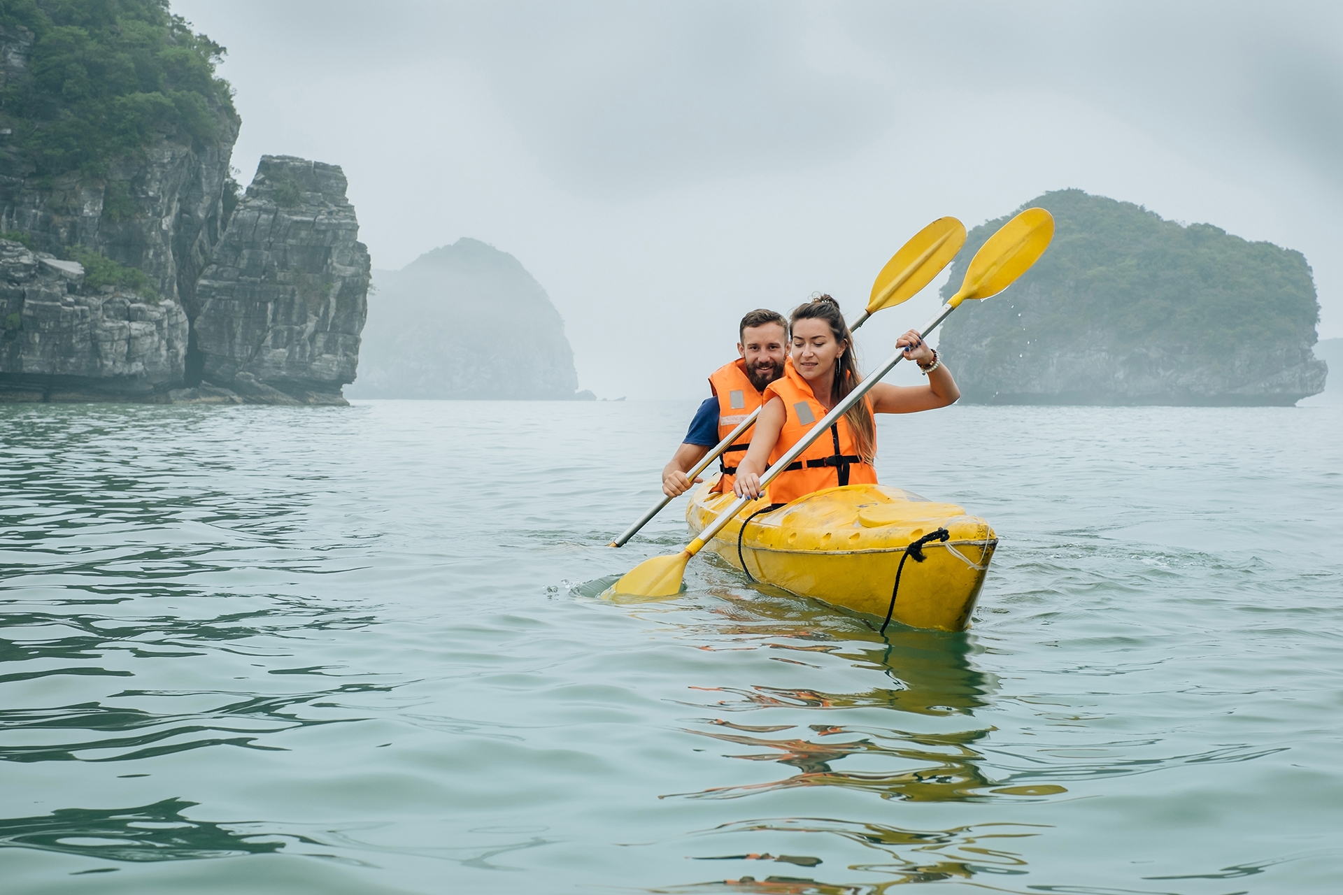 Couple au kayack a Halong