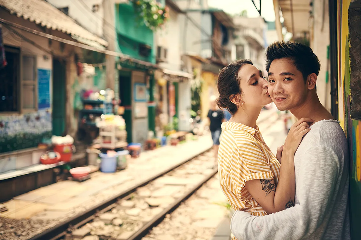 Couple amoureux au quartier du train (Hanoi) – Romance urbaine – Asia Novo Tours