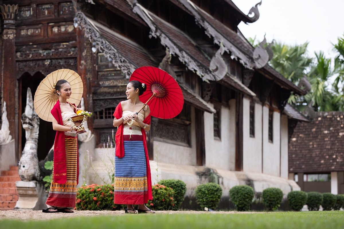 Filles thais en costumes traditionelle a Chiang Mai