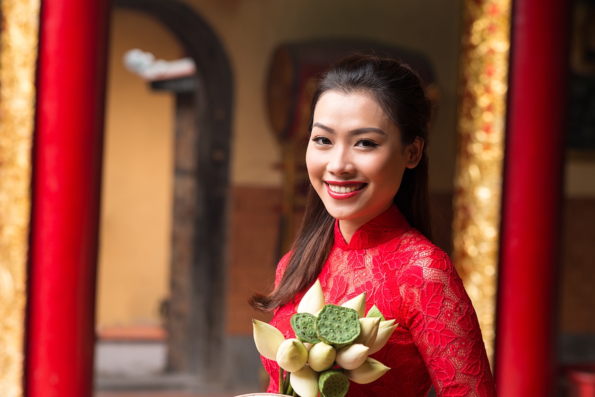 Fille posant au Temple de la Littérature (Hanoi) – Élégance culturelle – Asia Novo Tours