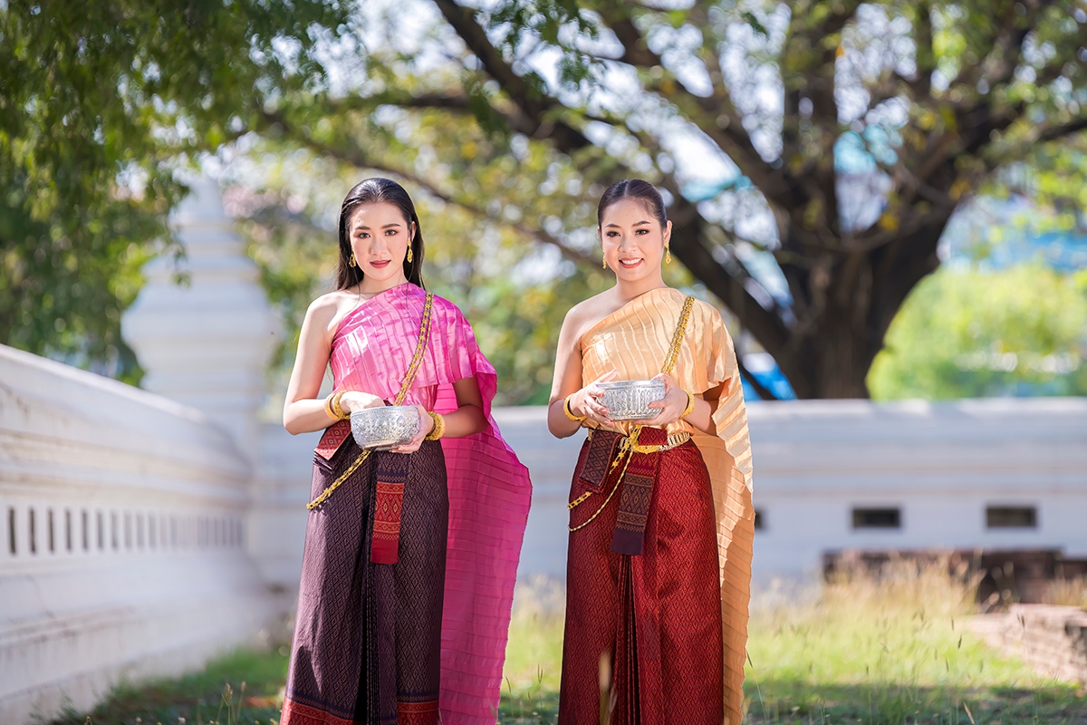 Fille thais en costume traditionel