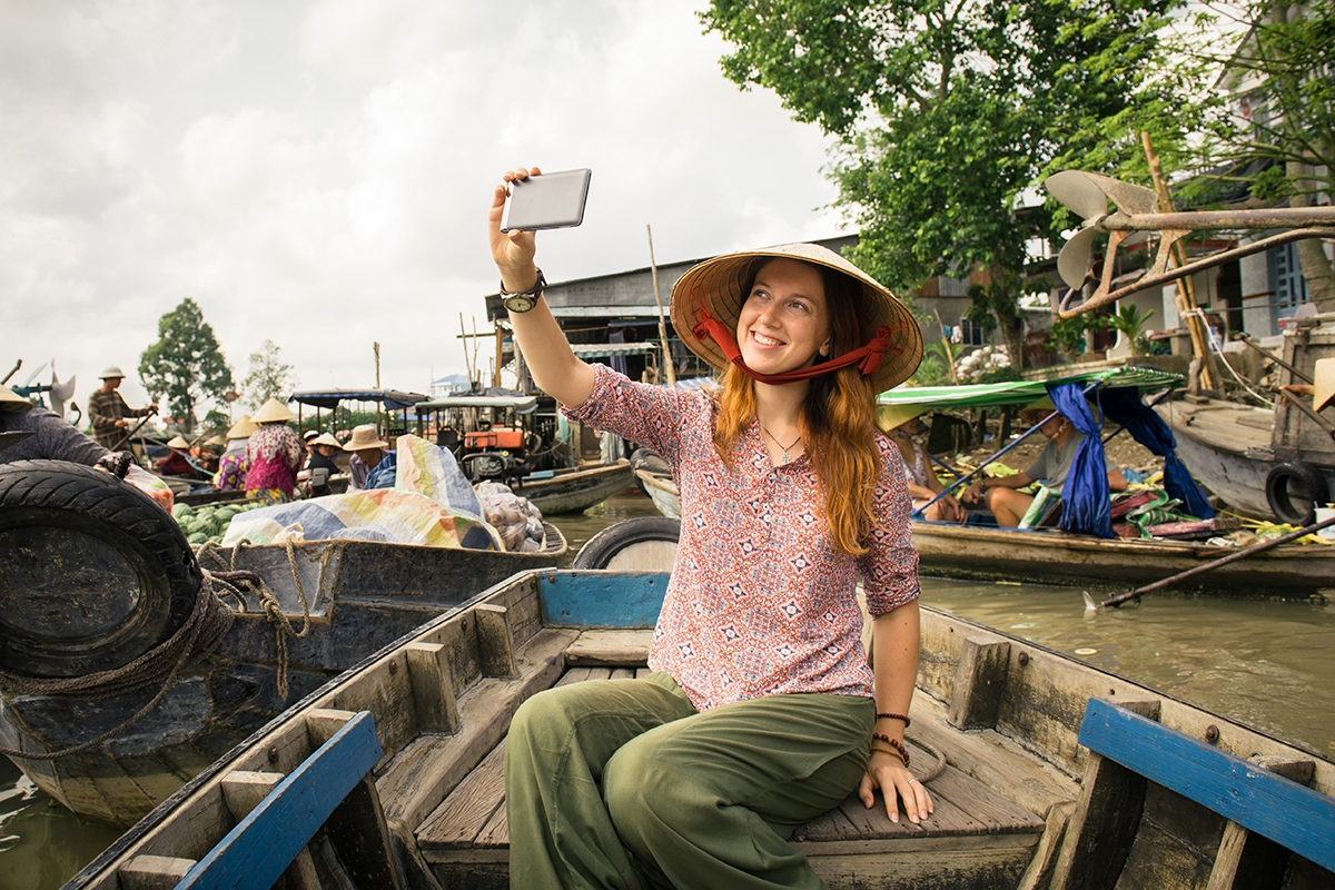 Touriste posant à Cần Thơ (Delta du Mékong) – Vie fluviale – Asia Novo Tours