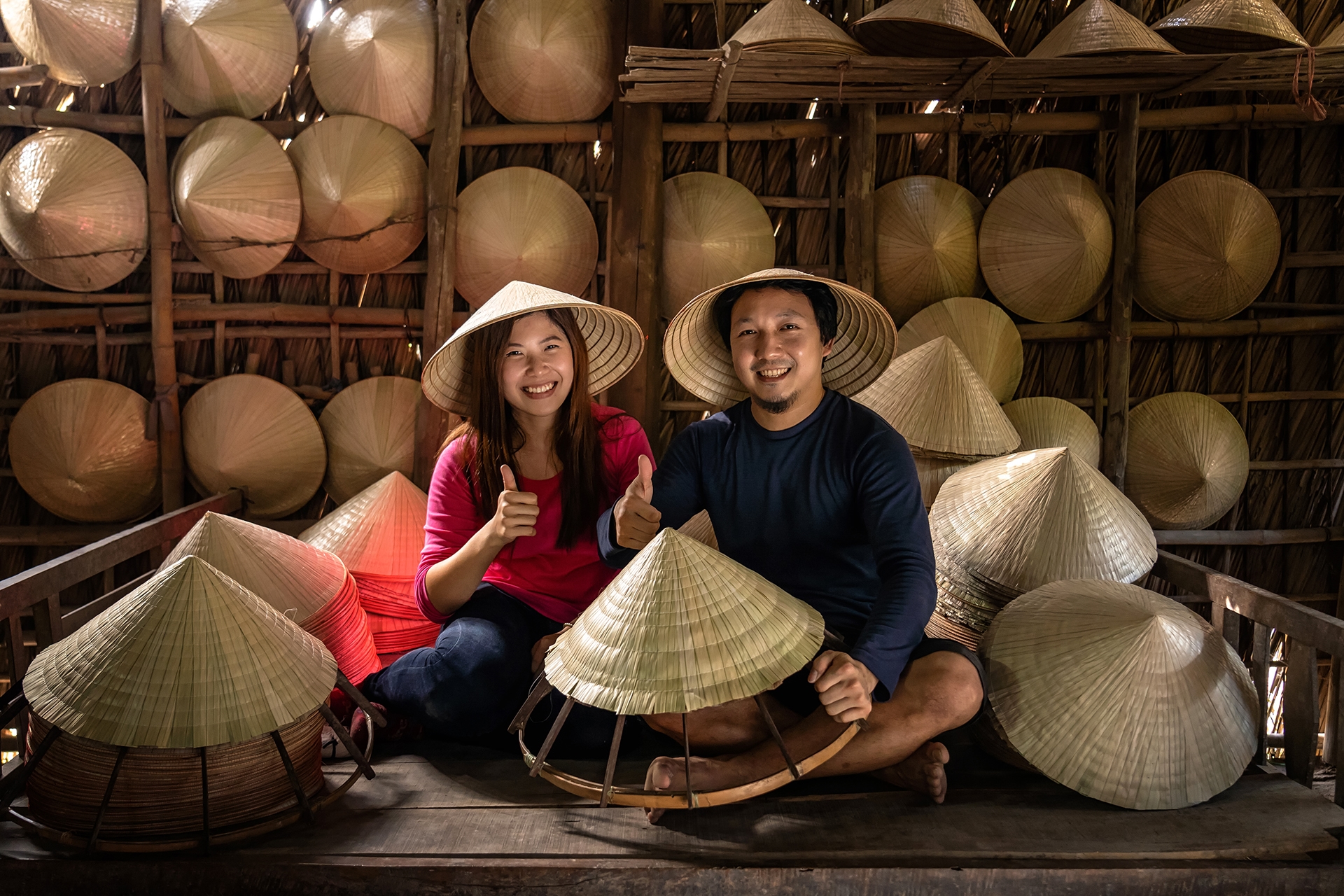 Couple aux chapeaux coniques, voyage vietnam sur mesure