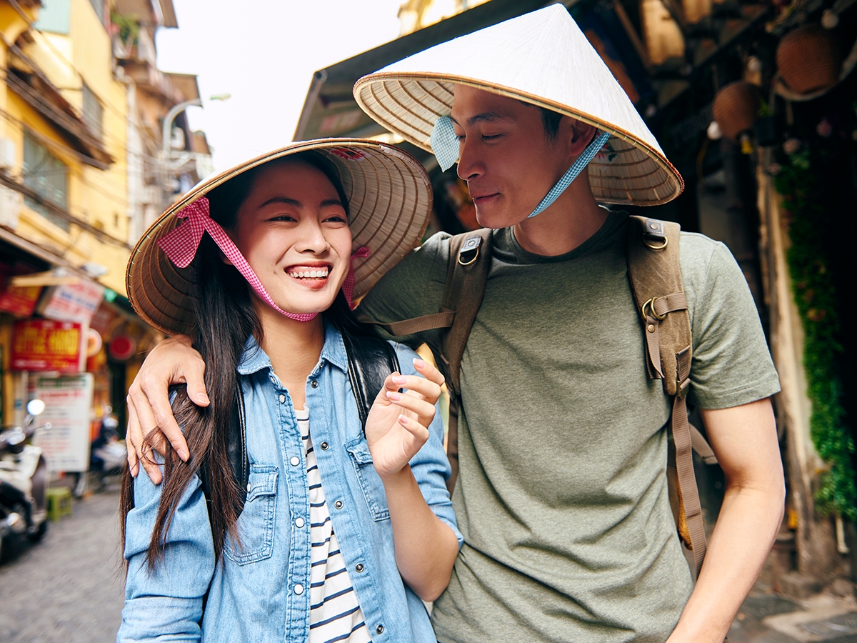 Jeune couple de touristes (Hanoi) – Découverte urbaine – Asia Novo Tours