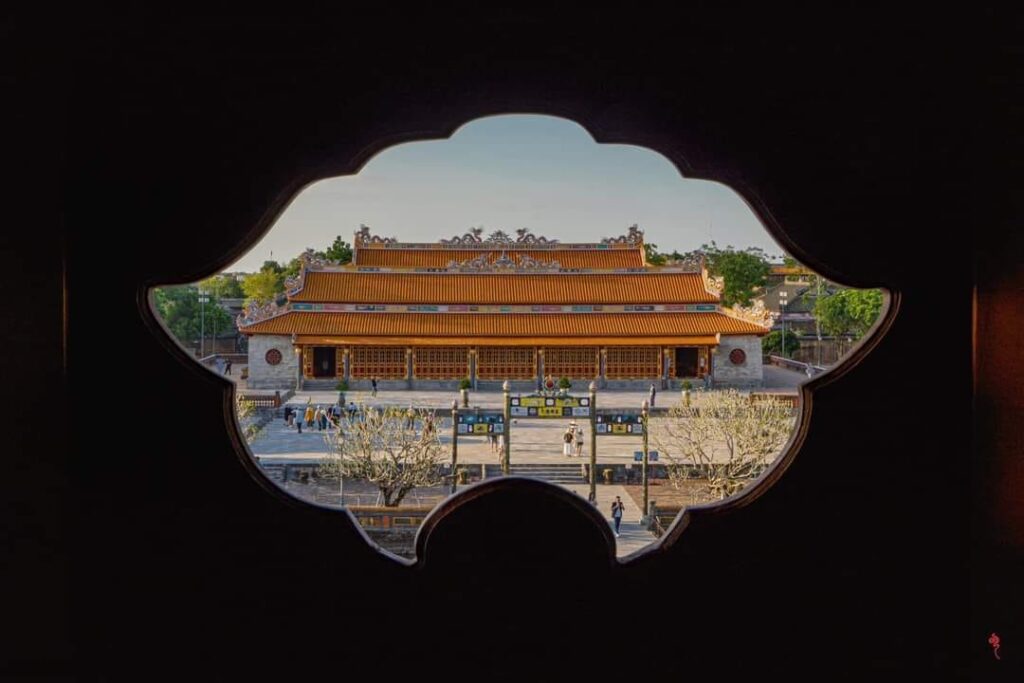 La cité impériale de Huế a été construite selon l’architecture Vauban. Elle comporte trois enceintes successives : la Cité, la Cité royale et la Cité interdite