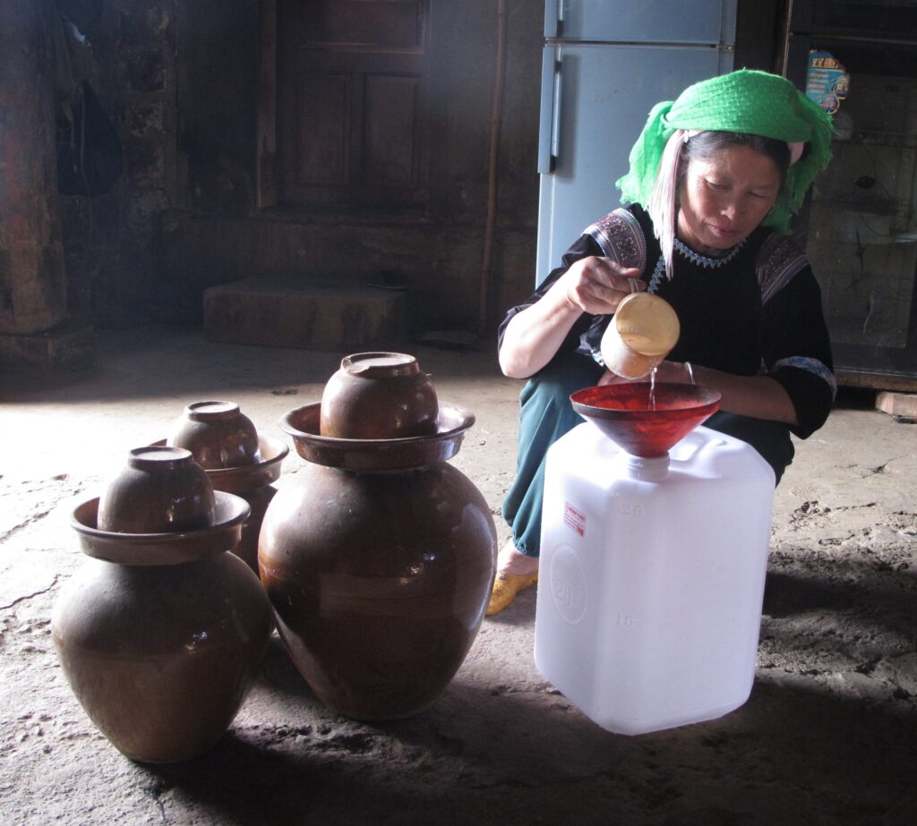 La méthode traditionnelle pour préparer un alcool de riz vietnamien riche en saveur