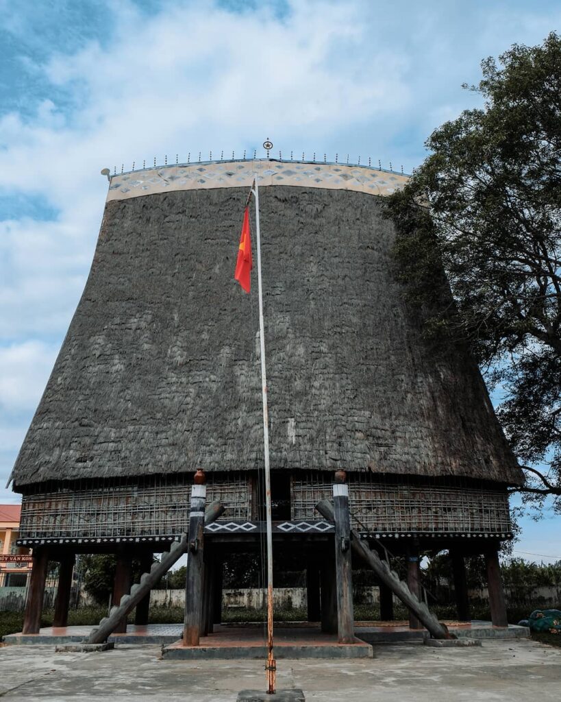La maison rong traditionnelle, unique, des Ba Na