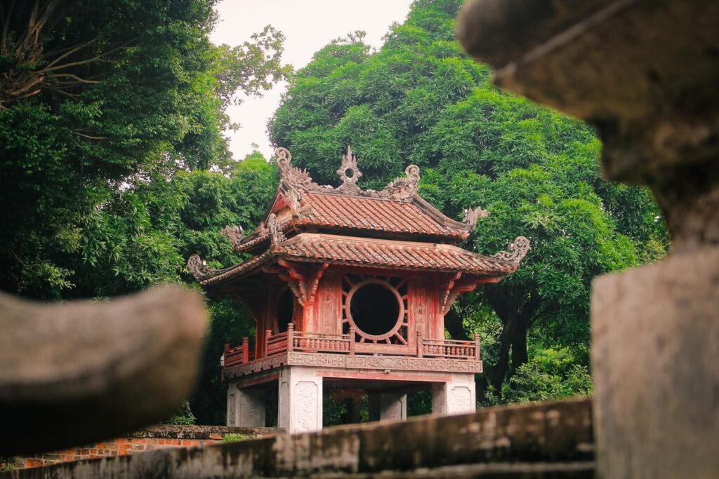 Le Temple de la Littérature - Quốc Tử Giám, construit sous la dynastie Lý, présente une architecture orientale fortement influencée par le confucianisme et le bouddhisme
