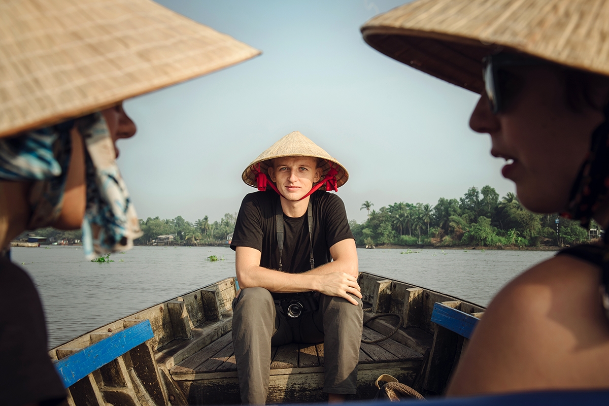 Touriste en chapeau vietnamien (Delta du Mékong) – Immersion locale – Asia Novo Tours