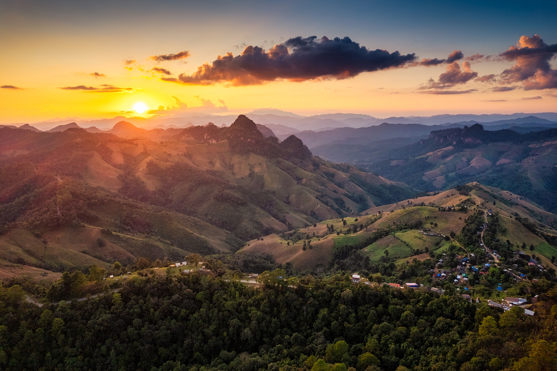 Couher de soleil dans le montagne