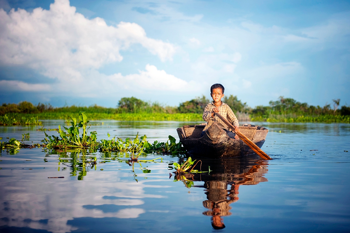 Le garcon sur le lac Tonle Sap