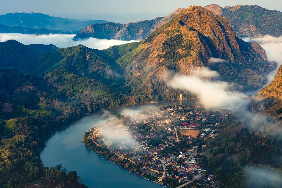 Vue à Nong Khiaw (Laos) – Panorama montagneux – Asia Novo Tours