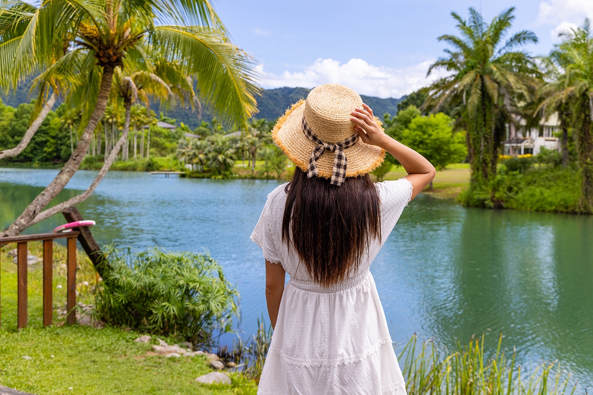 Voyageuse au lac d’eau cristalline (Taiwan) – Beauté naturelle – Asia Novo Tours