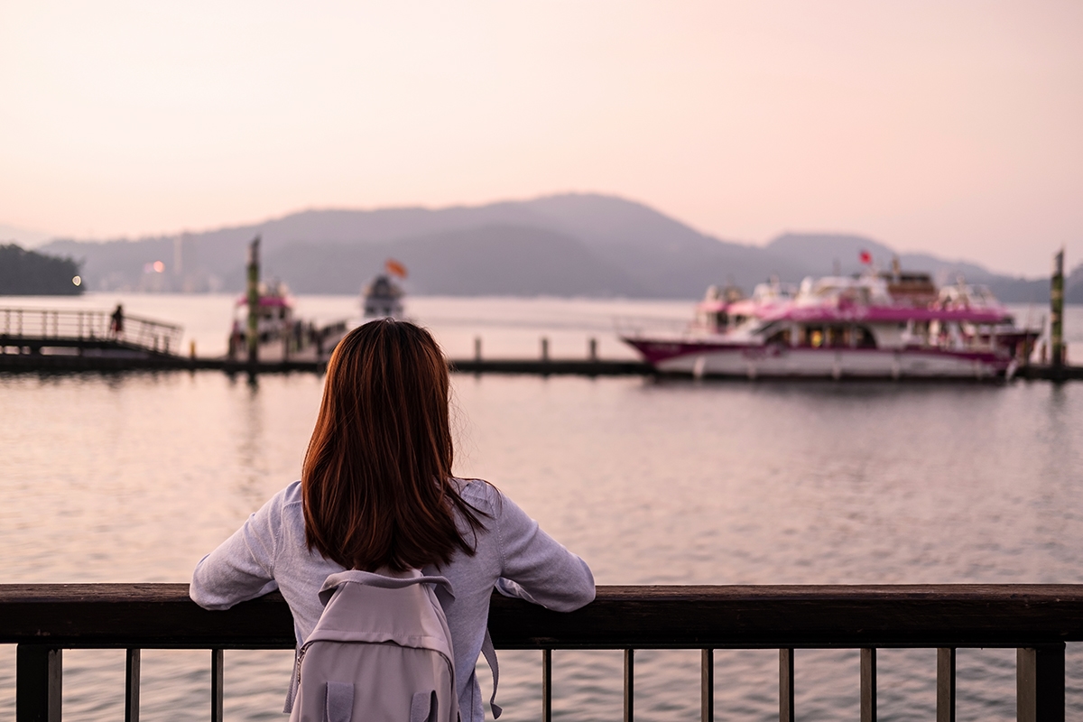 Jeune voyageuse au lac (Taiwan) – Beauté naturelle – Asia Novo Tours