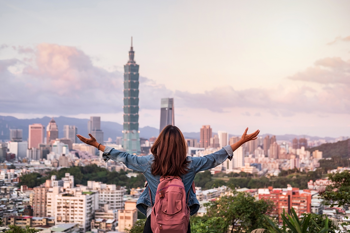 Jeune voyageuse au panorama (Taipei) – Coucher de soleil – Asia Novo Tours