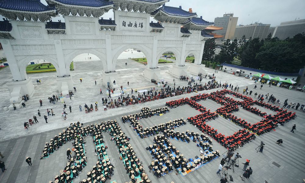 Plus de 1 000 personnes font la queue pour commémorer les victimes du massacre 228 à Taipei en février 2015. (source: AP/newlense.com)