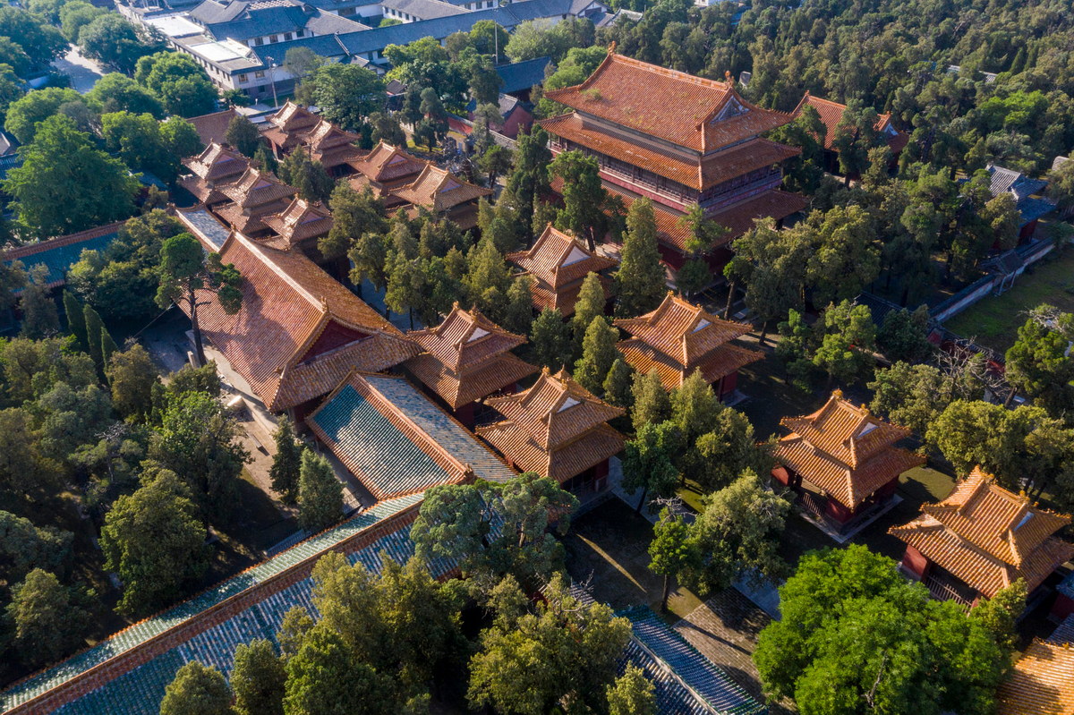 Le Temple de Confucius, la Résidence de Confucius et le Cimetière de Confucius, appelés ensemble les “Trois Confucius”, sont des lieux dédiés à Confucius, symbole de la vénération du confucianisme (source : Redsvn)