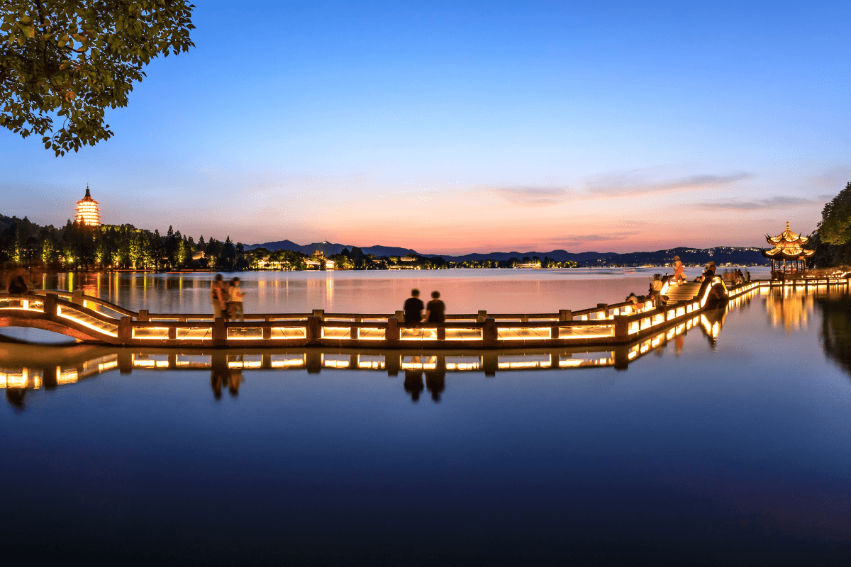 Lac de l’Ouest au coucher du soleil (Hangzhou) – Paysage romantique – Asia Novo Tours