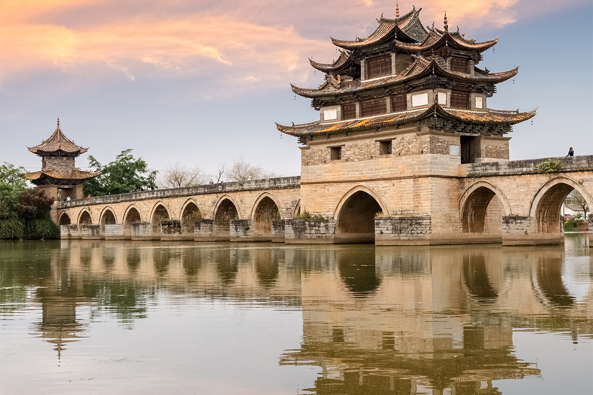 Pont Double Dragon au crépuscule (Yunnan) – Pont ancien – Asia Novo Tours