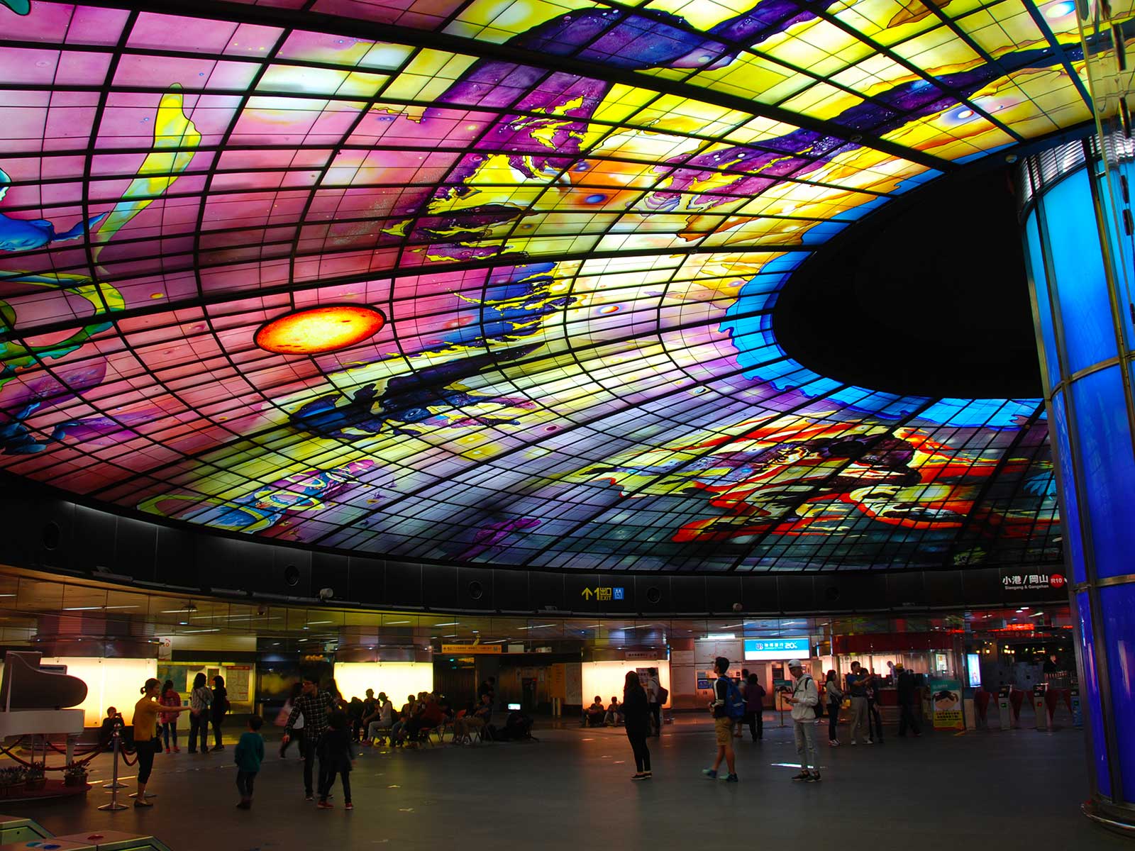La gare Formose – la plus grande gare aux vitraux kaléidoscopiques de Taïwan